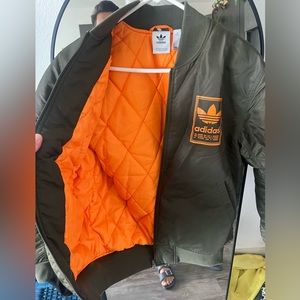 ADIDAS men’s Army green and orange bomber jacket - MEDIUM - Wind proof